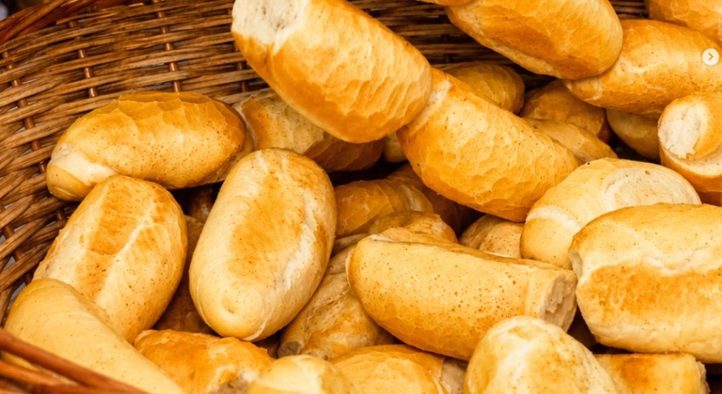 Cesto de pães franceses quentinhos na padaria do Bom Demais